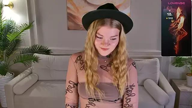 Discover our girls online shows and discover the company of countless livestreamers, with stunning shapes, sex toys and more.