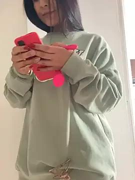 Discover our girls online shows and discover the company of countless livestreamers, with stunning shapes, sex toys and more.
