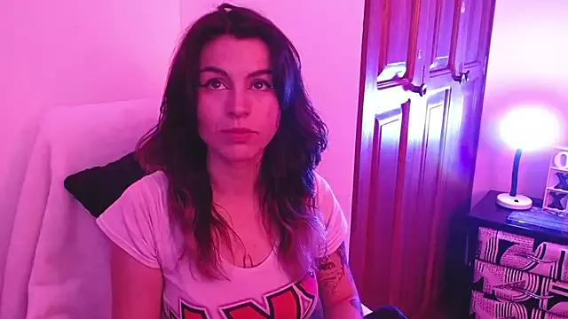 Discover our girls online shows and discover the company of countless livestreamers, with stunning shapes, sex toys and more.