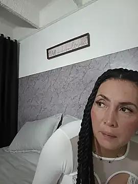 Discover our girls online shows and discover the company of countless livestreamers, with stunning shapes, sex toys and more.