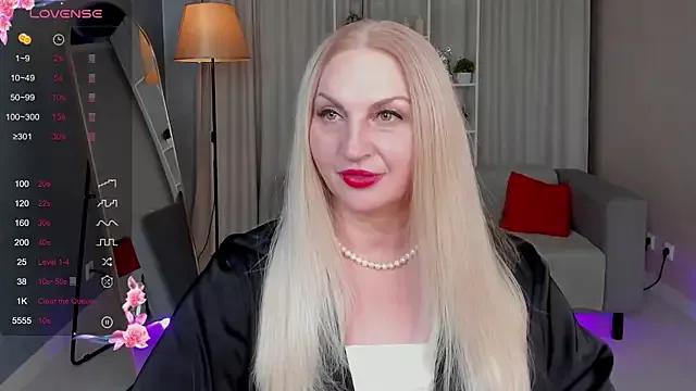 Discover our girls online shows and discover the company of countless livestreamers, with stunning shapes, sex toys and more.