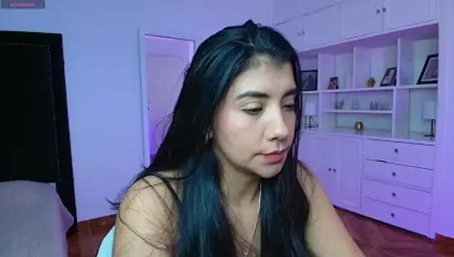 Discover our girls online shows and discover the company of countless livestreamers, with stunning shapes, sex toys and more.