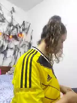 Discover our girls online shows and discover the company of countless livestreamers, with stunning shapes, sex toys and more.