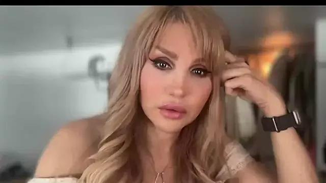 Discover our girls online shows and discover the company of countless livestreamers, with stunning shapes, sex toys and more.