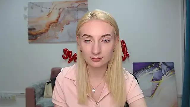 Discover our girls online shows and discover the company of countless livestreamers, with stunning shapes, sex toys and more.