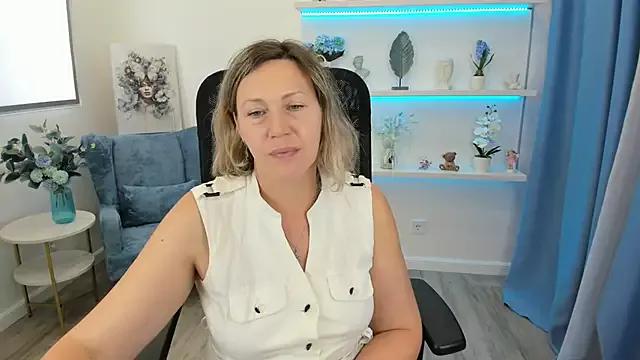 Discover our girls online shows and discover the company of countless livestreamers, with stunning shapes, sex toys and more.