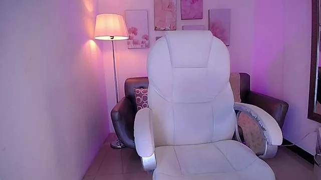 Discover our girls online shows and discover the company of countless livestreamers, with stunning shapes, sex toys and more.