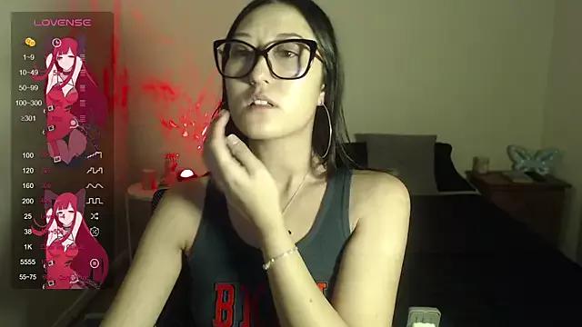 Discover our girls online shows and discover the company of countless livestreamers, with stunning shapes, sex toys and more.