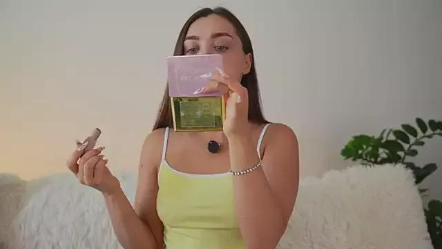 Discover our girls online shows and discover the company of countless livestreamers, with stunning shapes, sex toys and more.