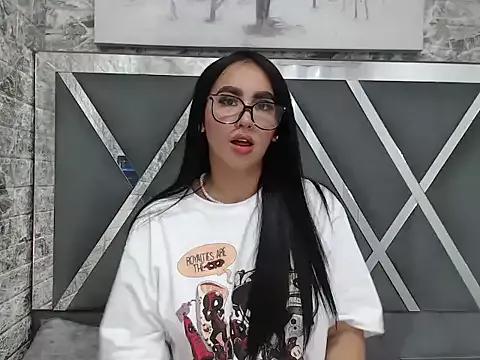 Discover our girls online shows and discover the company of countless livestreamers, with stunning shapes, sex toys and more.