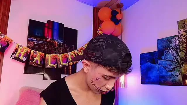 Discover our girls online shows and discover the company of countless livestreamers, with stunning shapes, sex toys and more.