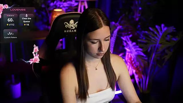 Discover our girls online shows and discover the company of countless livestreamers, with stunning shapes, sex toys and more.