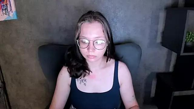 Discover our girls online shows and discover the company of countless livestreamers, with stunning shapes, sex toys and more.