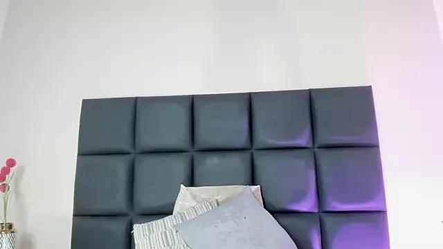 Discover our girls online shows and discover the company of countless livestreamers, with stunning shapes, sex toys and more.
