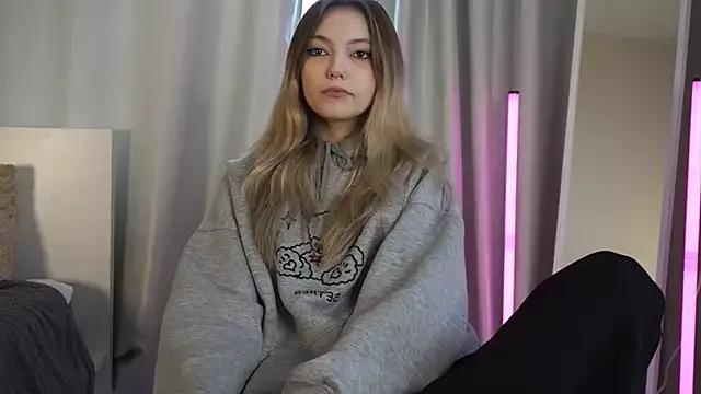 Discover our girls online shows and discover the company of countless livestreamers, with stunning shapes, sex toys and more.