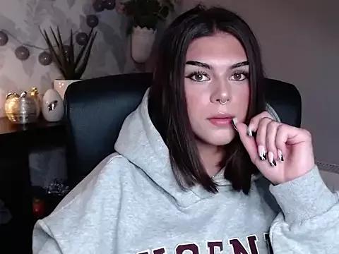 Discover our girls online shows and discover the company of countless livestreamers, with stunning shapes, sex toys and more.