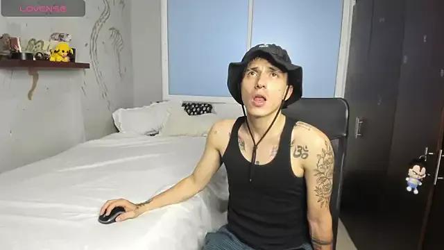 Discover our girls online shows and discover the company of countless livestreamers, with stunning shapes, sex toys and more.