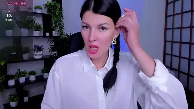 Discover our girls online shows and discover the company of countless livestreamers, with stunning shapes, sex toys and more.