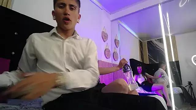 Discover our girls online shows and discover the company of countless livestreamers, with stunning shapes, sex toys and more.