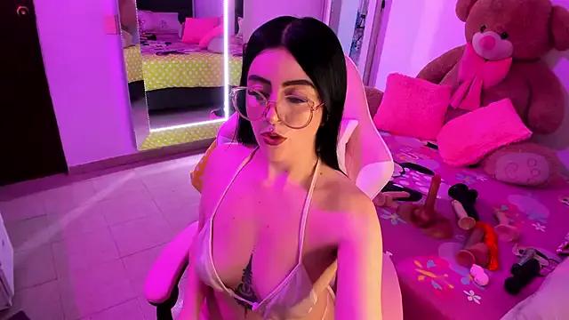 Discover our girls online shows and discover the company of countless livestreamers, with stunning shapes, sex toys and more.