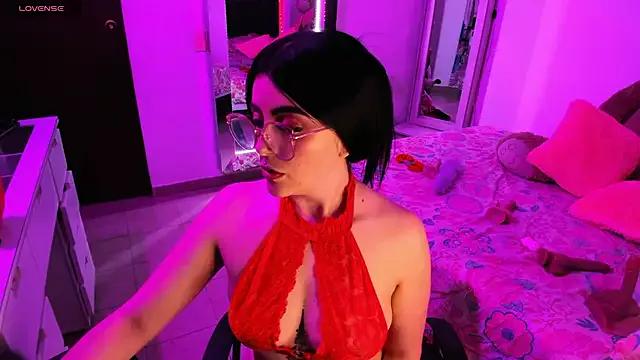 Discover our girls online shows and discover the company of countless livestreamers, with stunning shapes, sex toys and more.
