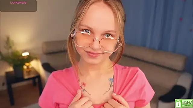 Discover our girls online shows and discover the company of countless livestreamers, with stunning shapes, sex toys and more.