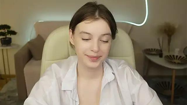 Discover our girls online shows and discover the company of countless livestreamers, with stunning shapes, sex toys and more.