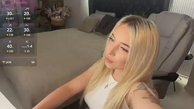 Discover our girls online shows and discover the company of countless livestreamers, with stunning shapes, sex toys and more.