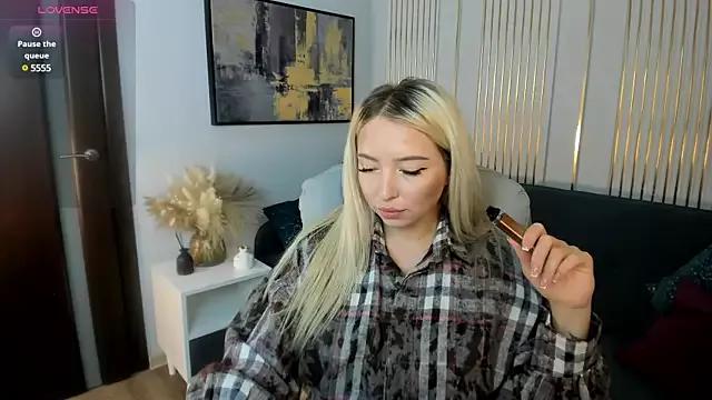 Discover our girls online shows and discover the company of countless livestreamers, with stunning shapes, sex toys and more.