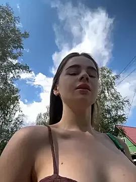 Discover our girls online shows and discover the company of countless livestreamers, with stunning shapes, sex toys and more.