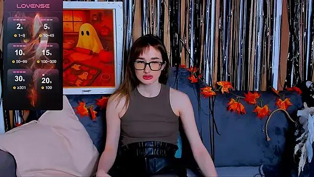 Discover our girls online shows and discover the company of countless livestreamers, with stunning shapes, sex toys and more.