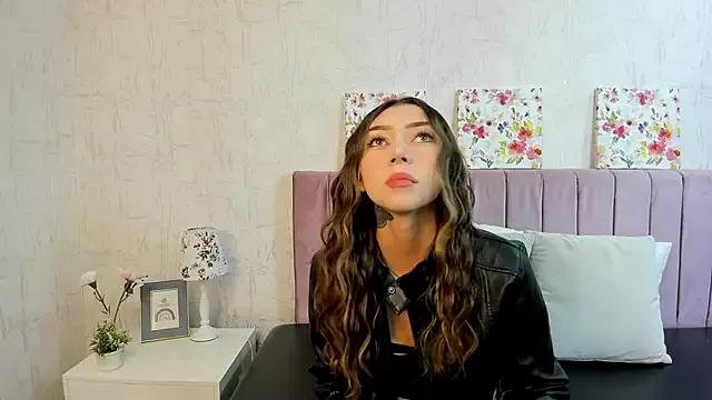 Discover our girls online shows and discover the company of countless livestreamers, with stunning shapes, sex toys and more.