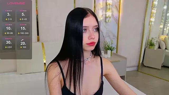 Discover our girls online shows and discover the company of countless livestreamers, with stunning shapes, sex toys and more.