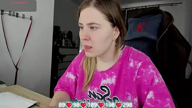 Discover our girls online shows and discover the company of countless livestreamers, with stunning shapes, sex toys and more.