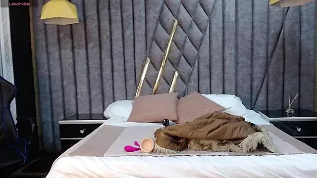 Discover our girls online shows and discover the company of countless livestreamers, with stunning shapes, sex toys and more.