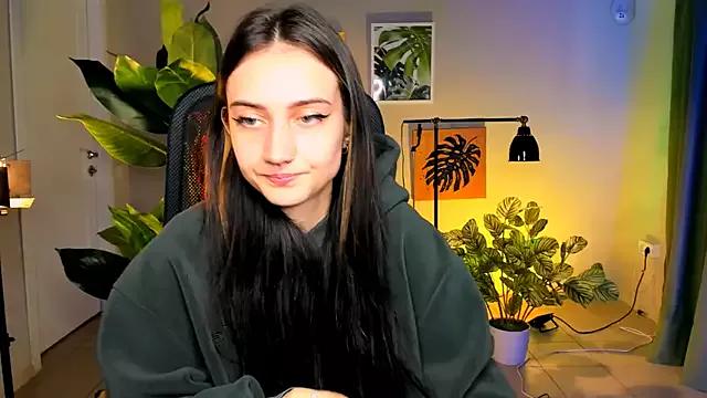 Discover our girls online shows and discover the company of countless livestreamers, with stunning shapes, sex toys and more.