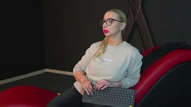 Discover our girls online shows and discover the company of countless livestreamers, with stunning shapes, sex toys and more.