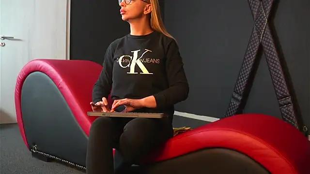 Discover our girls online shows and discover the company of countless livestreamers, with stunning shapes, sex toys and more.