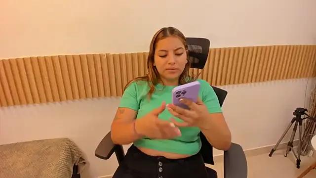 Discover our girls online shows and discover the company of countless livestreamers, with stunning shapes, sex toys and more.