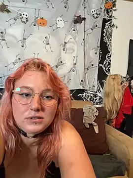 Discover our girls online shows and discover the company of countless livestreamers, with stunning shapes, sex toys and more.