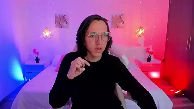 Discover our girls online shows and discover the company of countless livestreamers, with stunning shapes, sex toys and more.