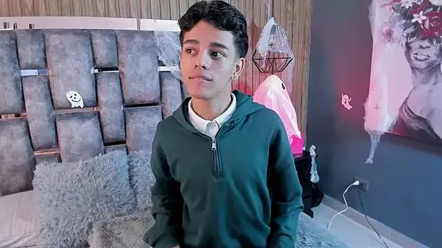 Discover our girls online shows and discover the company of countless livestreamers, with stunning shapes, sex toys and more.