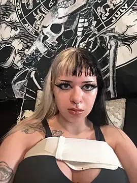 Discover our girls online shows and discover the company of countless livestreamers, with stunning shapes, sex toys and more.