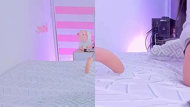 Discover our girls online shows and discover the company of countless livestreamers, with stunning shapes, sex toys and more.