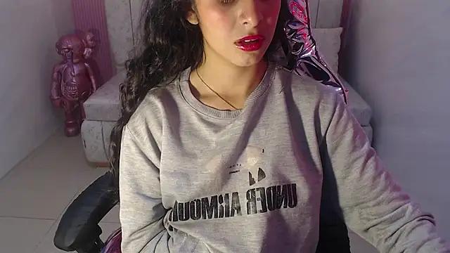 Discover our girls online shows and discover the company of countless livestreamers, with stunning shapes, sex toys and more.