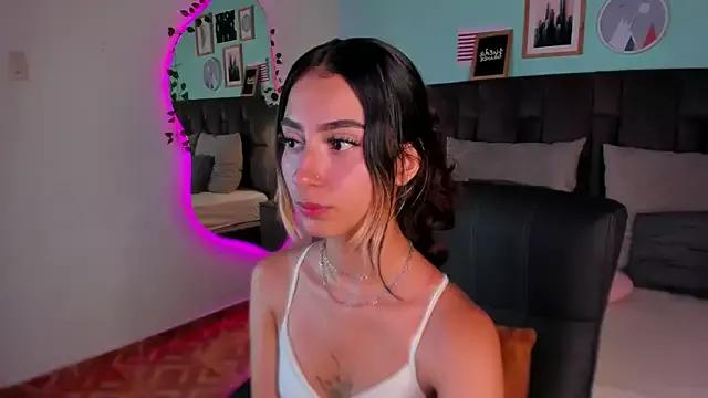 Discover our girls online shows and discover the company of countless livestreamers, with stunning shapes, sex toys and more.