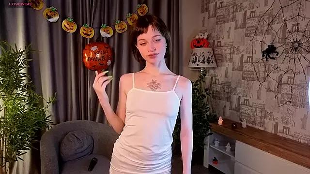 Discover our girls online shows and discover the company of countless livestreamers, with stunning shapes, sex toys and more.