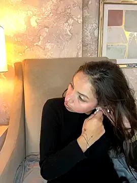 Discover our girls online shows and discover the company of countless livestreamers, with stunning shapes, sex toys and more.