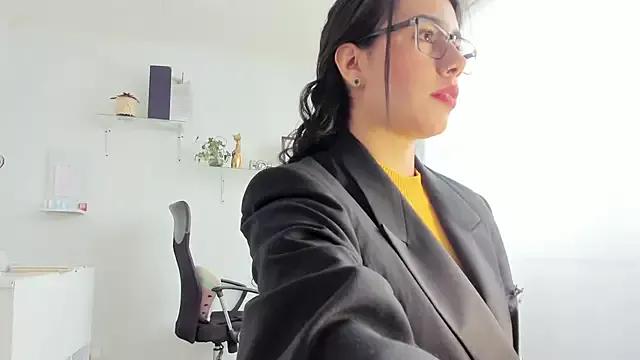 Discover our girls online shows and discover the company of countless livestreamers, with stunning shapes, sex toys and more.