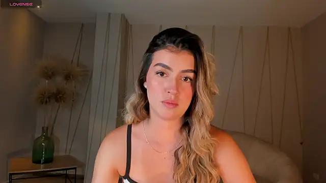 Discover our girls online shows and discover the company of countless livestreamers, with stunning shapes, sex toys and more.